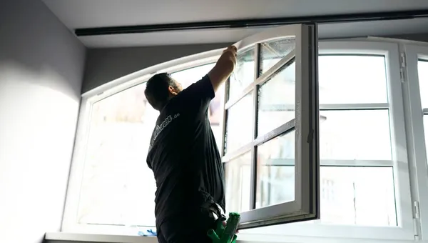Beitragsbild: Fenster putzen oder Fensterputzer beauftragen?