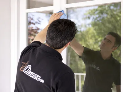 Fensterreinigung durch professionelle Reinigungskraft