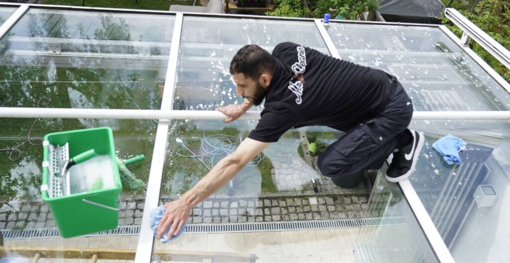 Beitragsbild: Glasdach reinigen - so wird das Terrassendach wieder sauber